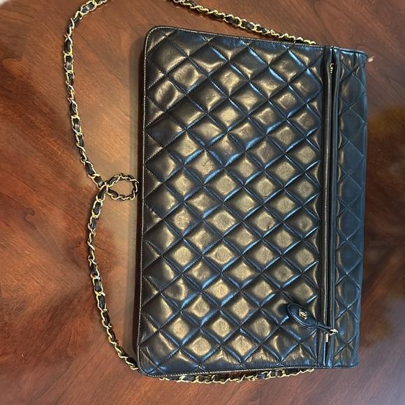 CHANEL vintage black XXL classic flap clutch bag with shoulder strap. - Picture 10 of 15